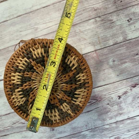 Traditional Zulu Basket Handmade in Africa 4 Inches Tall Has Lid Stunning - Picture 5 of 9